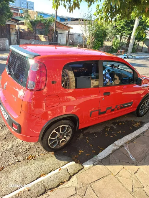 Fiat Uno vermelho com brilho restaurado